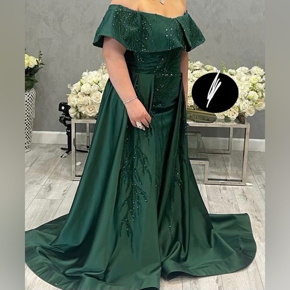 Green Gown - Picture 1 of 4